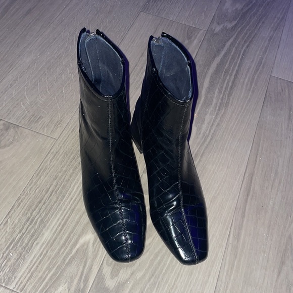 Faux croc black booties - Picture 2 of 6
